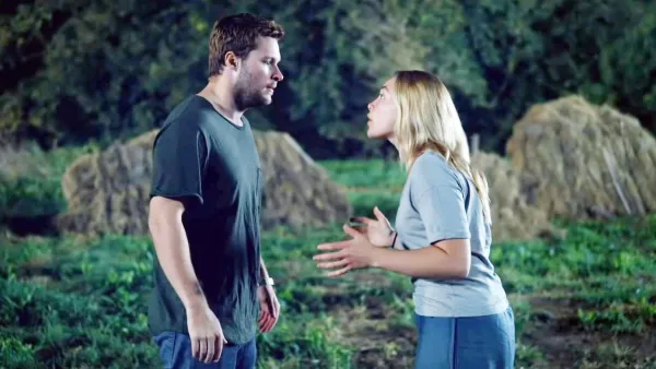 Jack Reynor and Florence Pugh in Midsommar