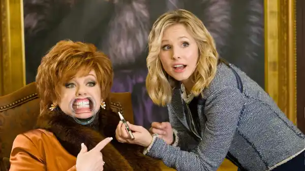 Melissa McCarthy and Kristen Bell in The Boss