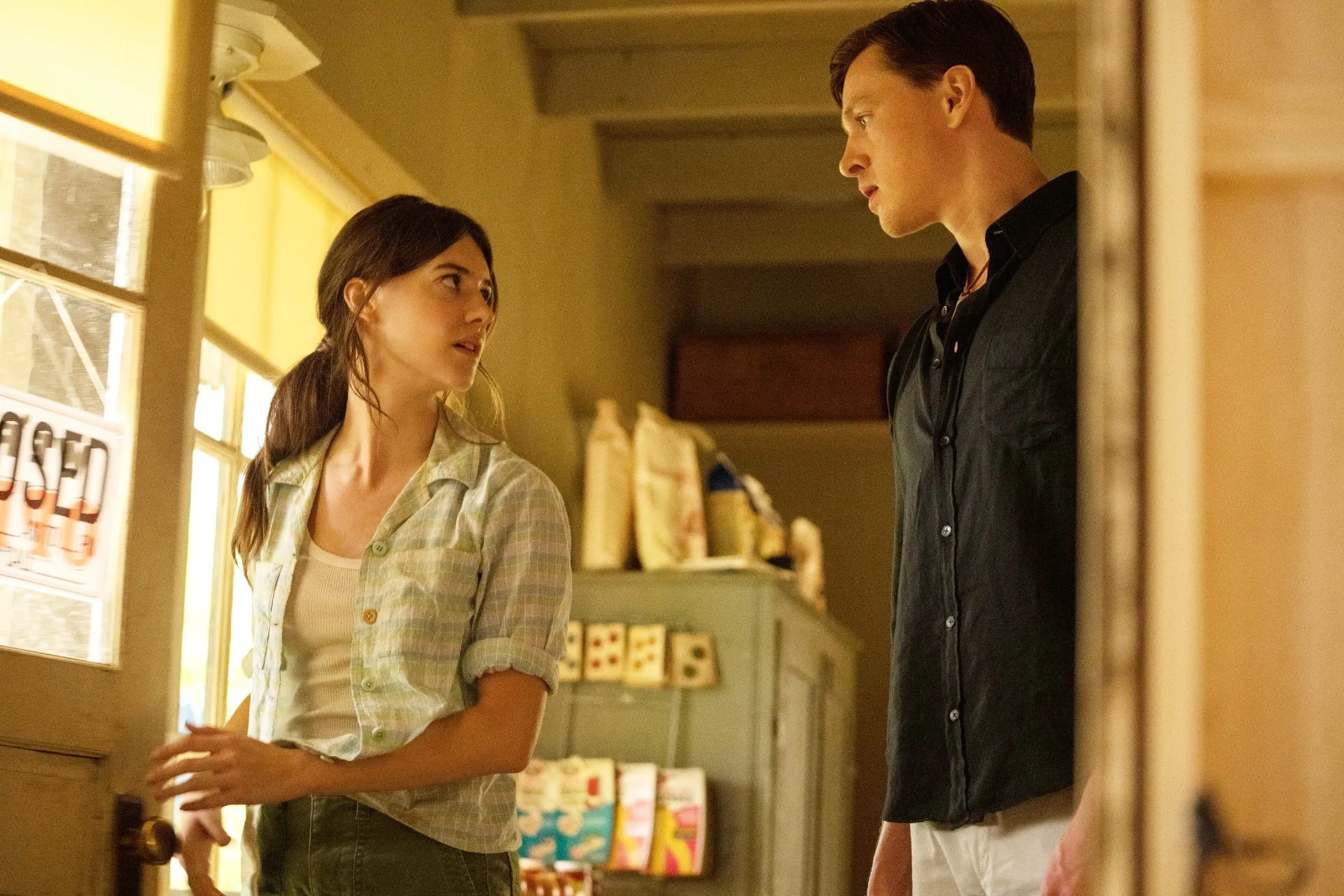 Daisy Edgar-Jones and Harris Dickinson in Where the Crawdads Sing