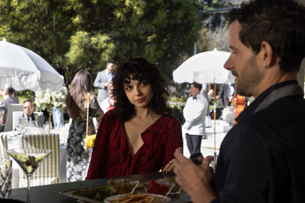 Giselle Kuri en la serie "BODAS S.A." de ViX.