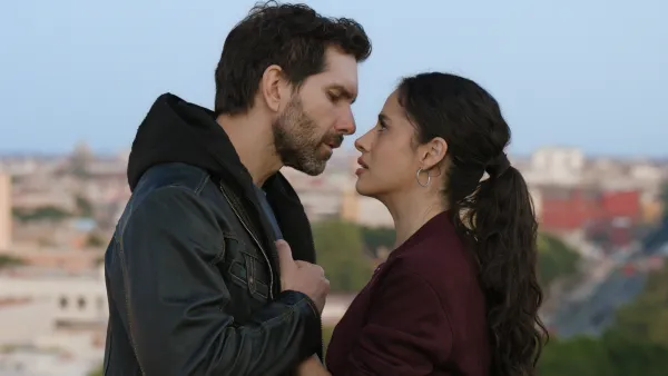 Arap Bethke y Fátima Molina en 'Lobo, Morir Matando'.