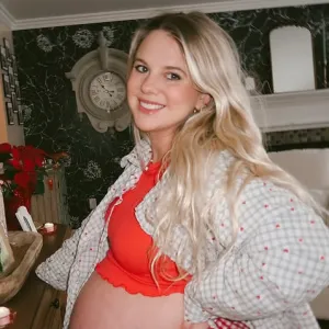 Big Brothers Nicole Franzel Thanks Her Body Amid Twin Pregnancy