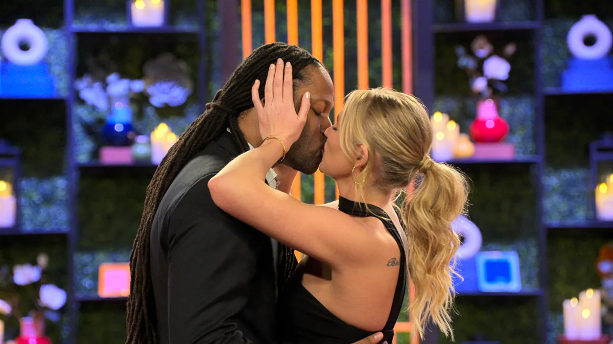 Christine-and-Vic-Love_Is_Blind_n_S10_E2_00_03_43_07R