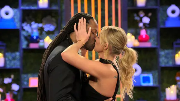 Christine-and-Vic-Love_Is_Blind_n_S10_E2_00_03_43_07R