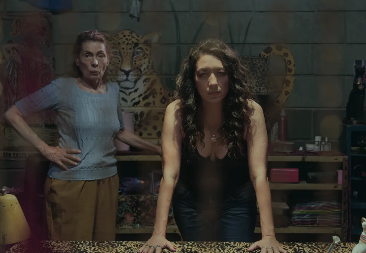 Silvina Sabater como Victoria y Lorena Vega como La Zurda en En El Barro, temporada 2.