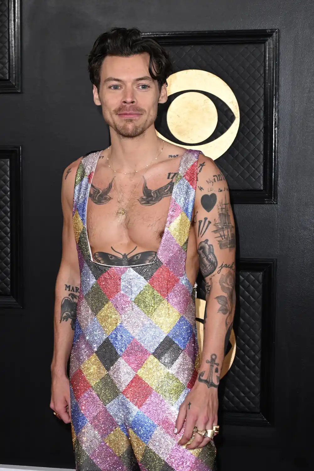 Harry Styles aborda los rumores sobre que su l&iacute;nea de cabello y dientes son &ldquo;falsos&rdquo;