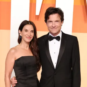 GettyImages-2202925475 Meet Jason Batemans Wife Amanda Anka