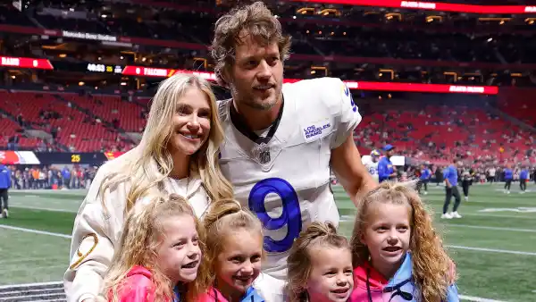 GettyImages-2253983597Kelly-and-Matthew-Stafford-Walk-Red-Carpet-With-4-Daughters-at-NFL-Honors.jpg