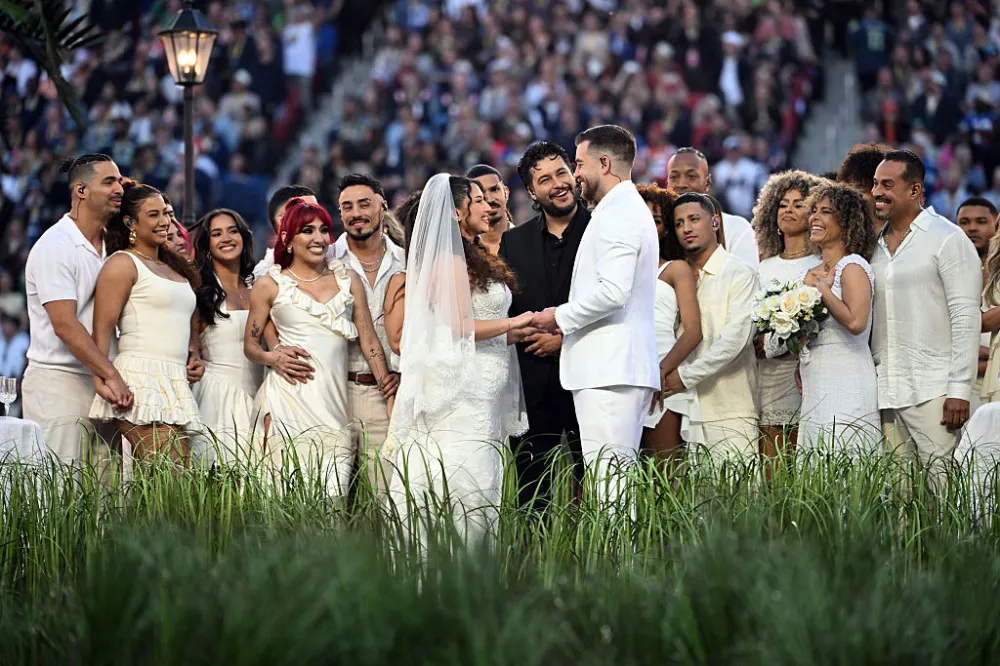 Representaci&oacute;n de una boda en el medio tiempo del Super Bowl LX.