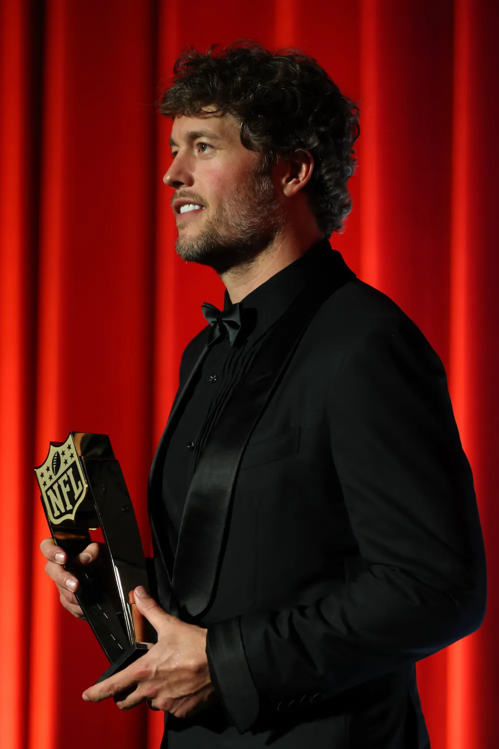 ettyImages-2260158715Kelly-and-Matthew-Stafford-Walk-Red-Carpet-With-4-Daughters-at-NFL-Honors.jpg