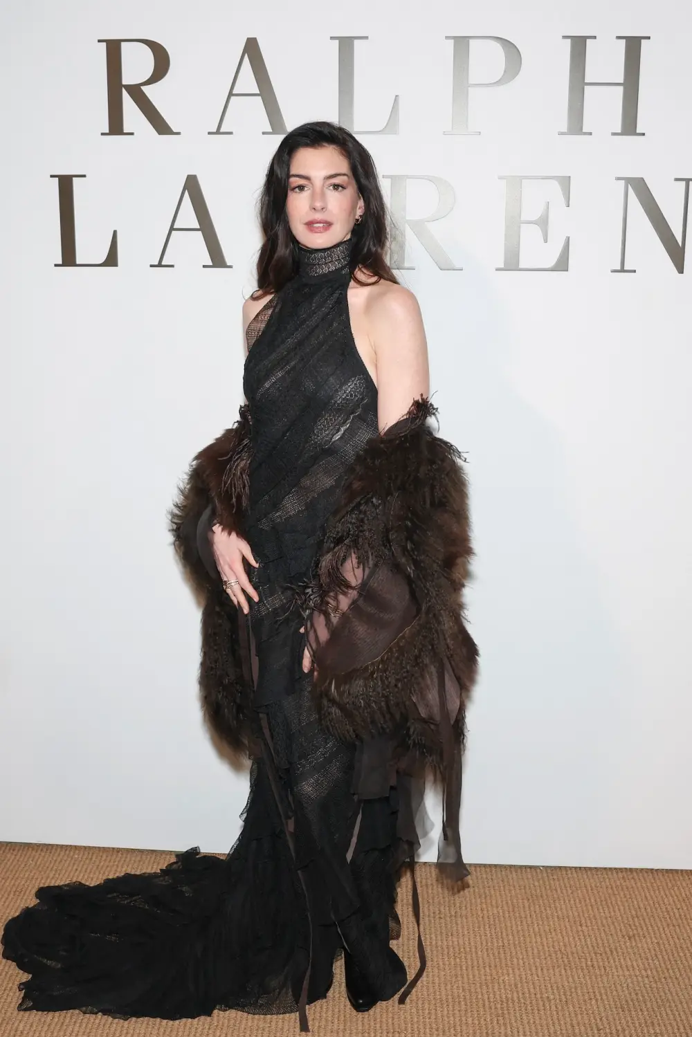Anne Hathaway luce atemporal con un vestido semitransparente en el desfile de Ralph Lauren