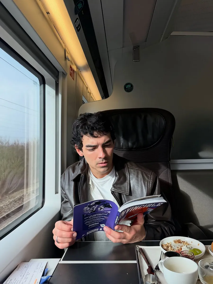 Joe Jonas They Show Off Their Reading on Social Media Just Like Us