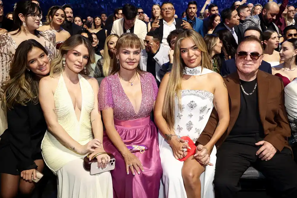 Karol G con su familia