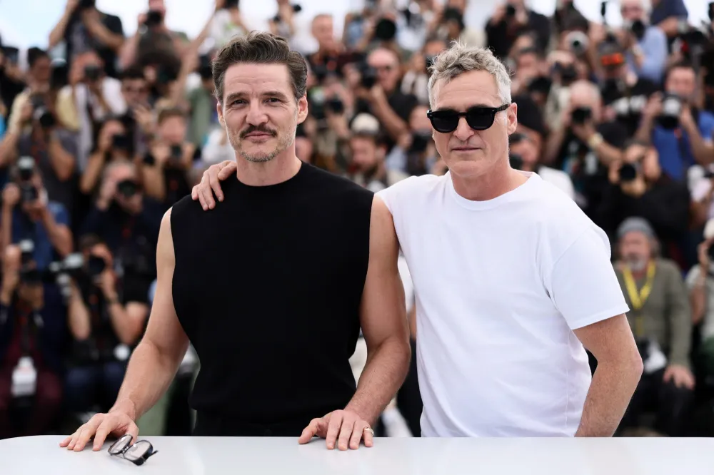 Pedro Pascals De Noche Movie Drama Explained Why Joaquin Phoenix Left and More Together