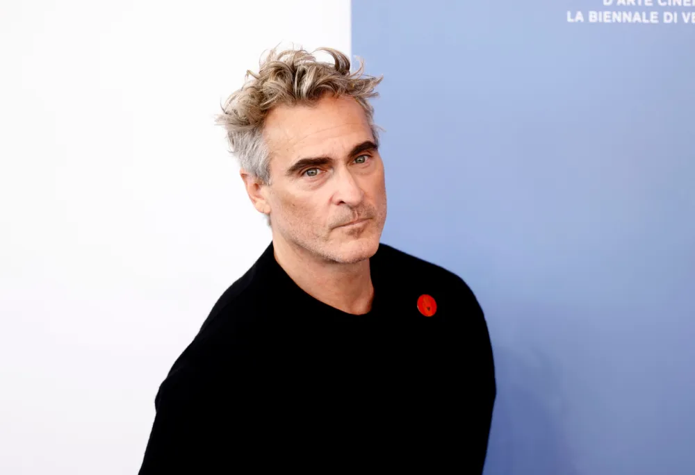 Pedro Pascals De Noche Movie Drama Explained Why Joaquin Phoenix Left