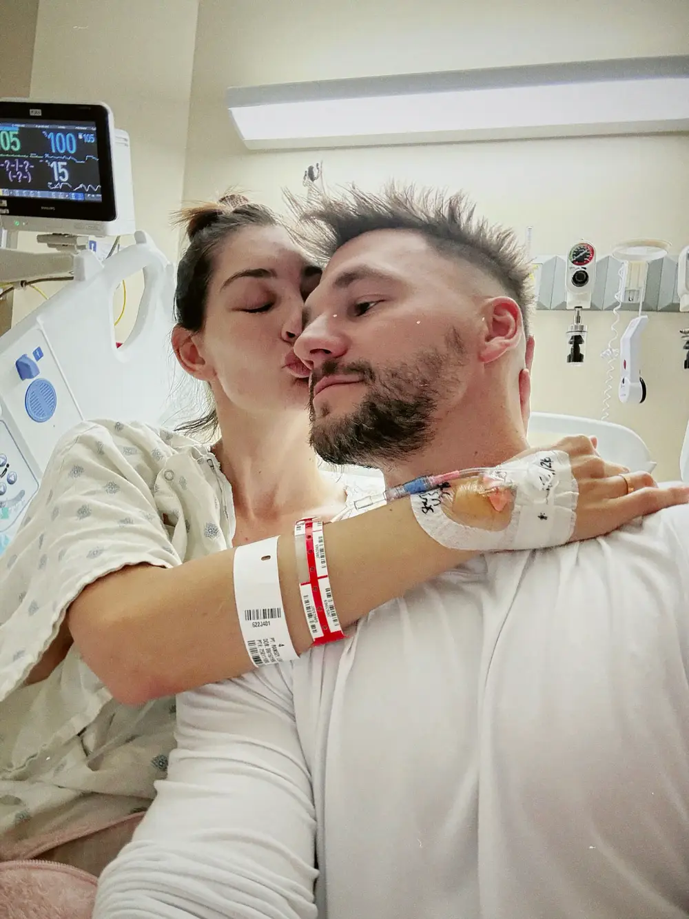 Pregnant Influencer Shares Doctors Had to Stop Her Heart for 80 Minutes During Surgery 2