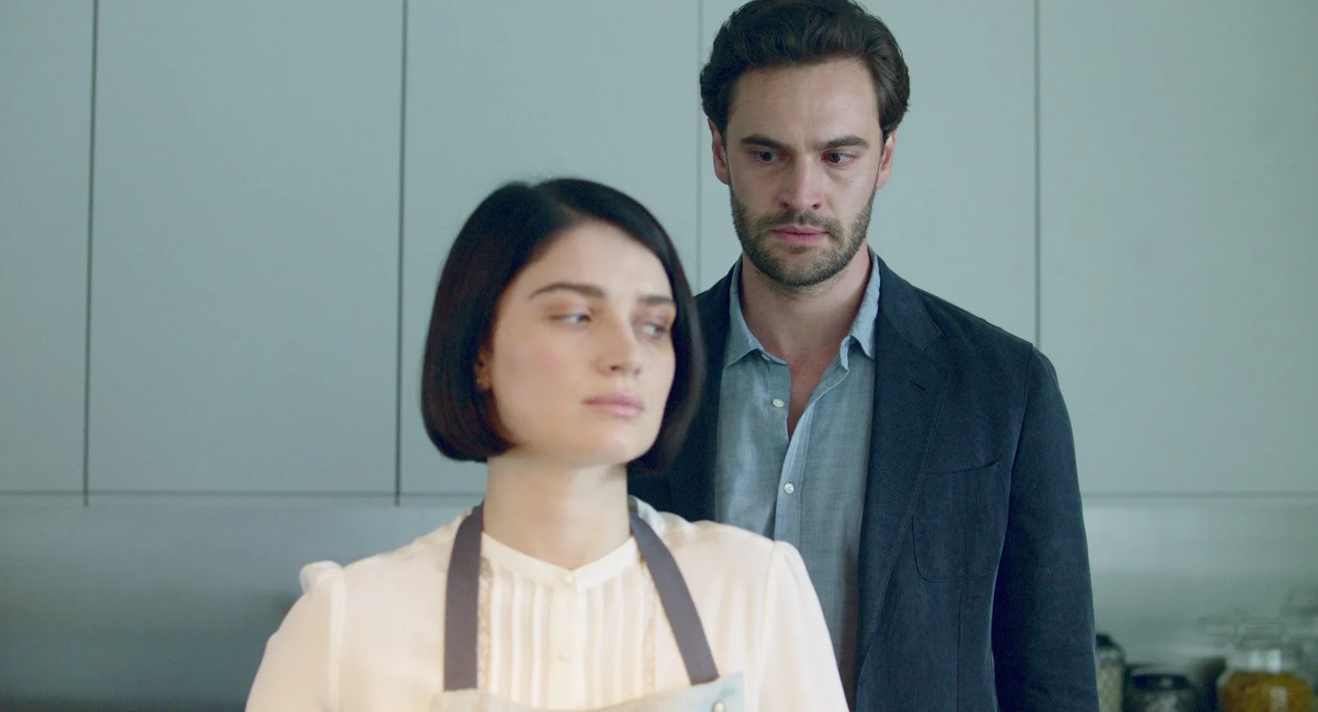 Eve Hewson and Tom Bateman in Behind Her Eyes