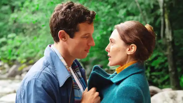 Callum Turner and Elizabeth Olsen in Eternity