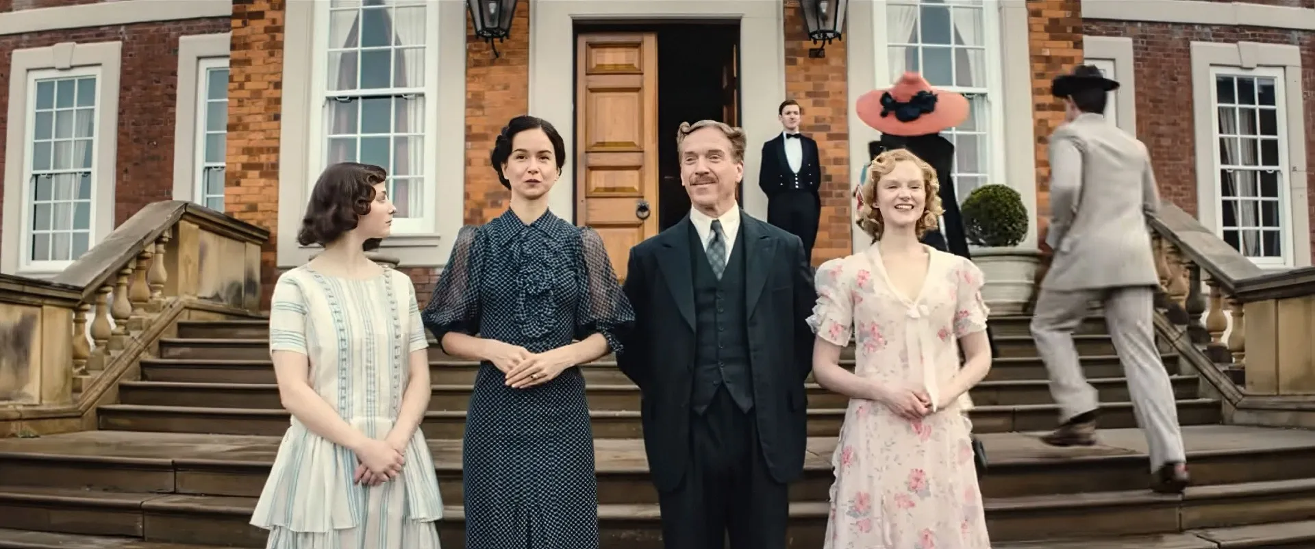Thomasin McKenzie, Katherine Waterston, Damian Lewis and Emma Laird in Fackham Hall