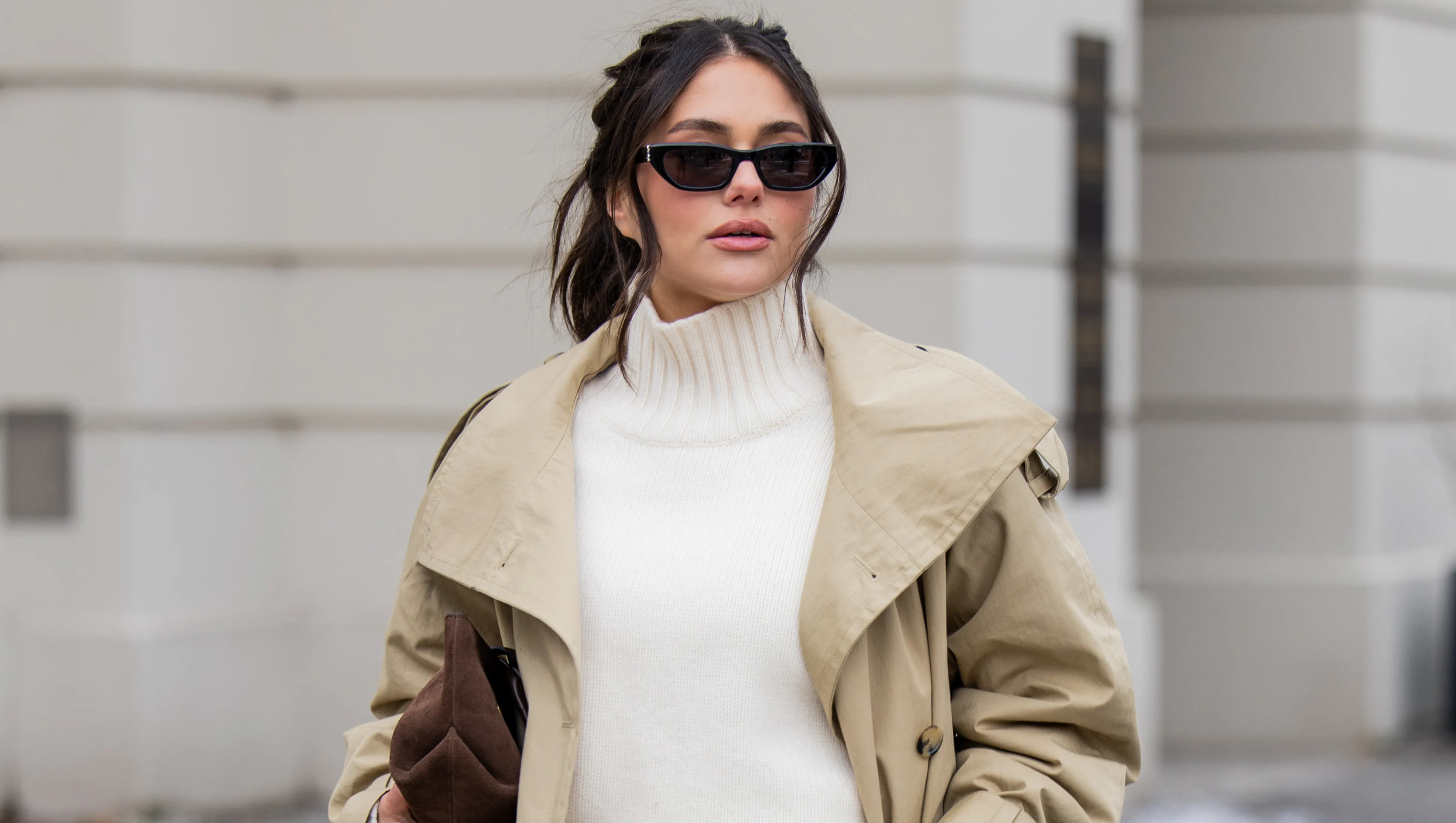 BERLIN, GERMANY - FEBRUARY 01: Aylin Seng&radic;&ordm;l wears white jeans & beige trench coat Arket, turtleneck Cos, sunglasses YSL, loafers H&M, brown suede bag Demellier London during the Berlin Fashion Week Autumn/Winter 2026 at on February 01, 2026 in Berlin, Germany. (Photo by Christian Vierig/Getty Images)