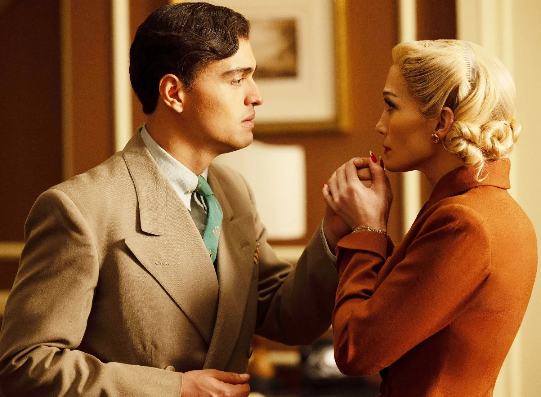 Tonatiuh and Jennifer Lopez in Kiss of the Spider Woman