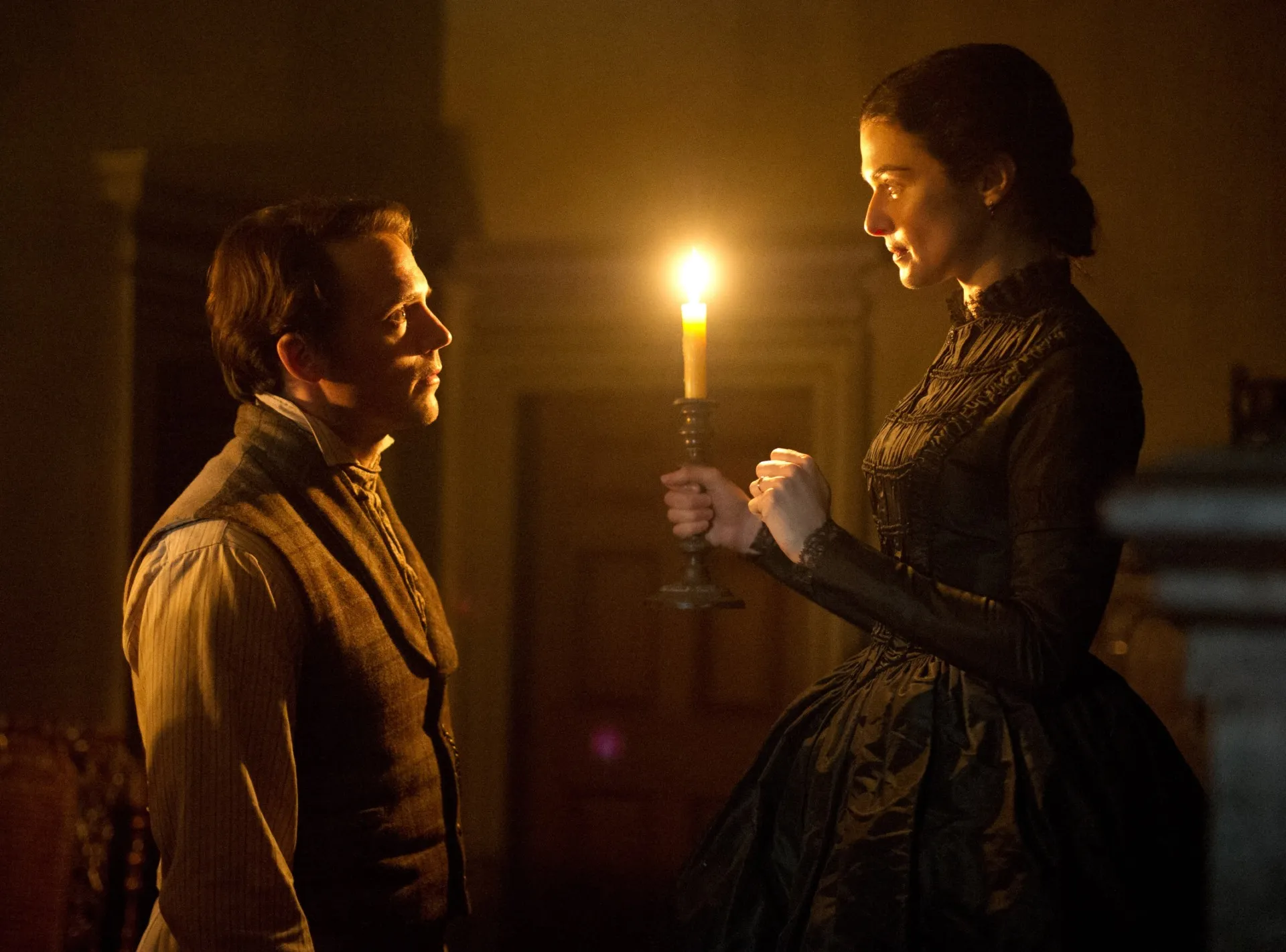 Sam Claflin and Rachel Weisz in My Cousin Rachel