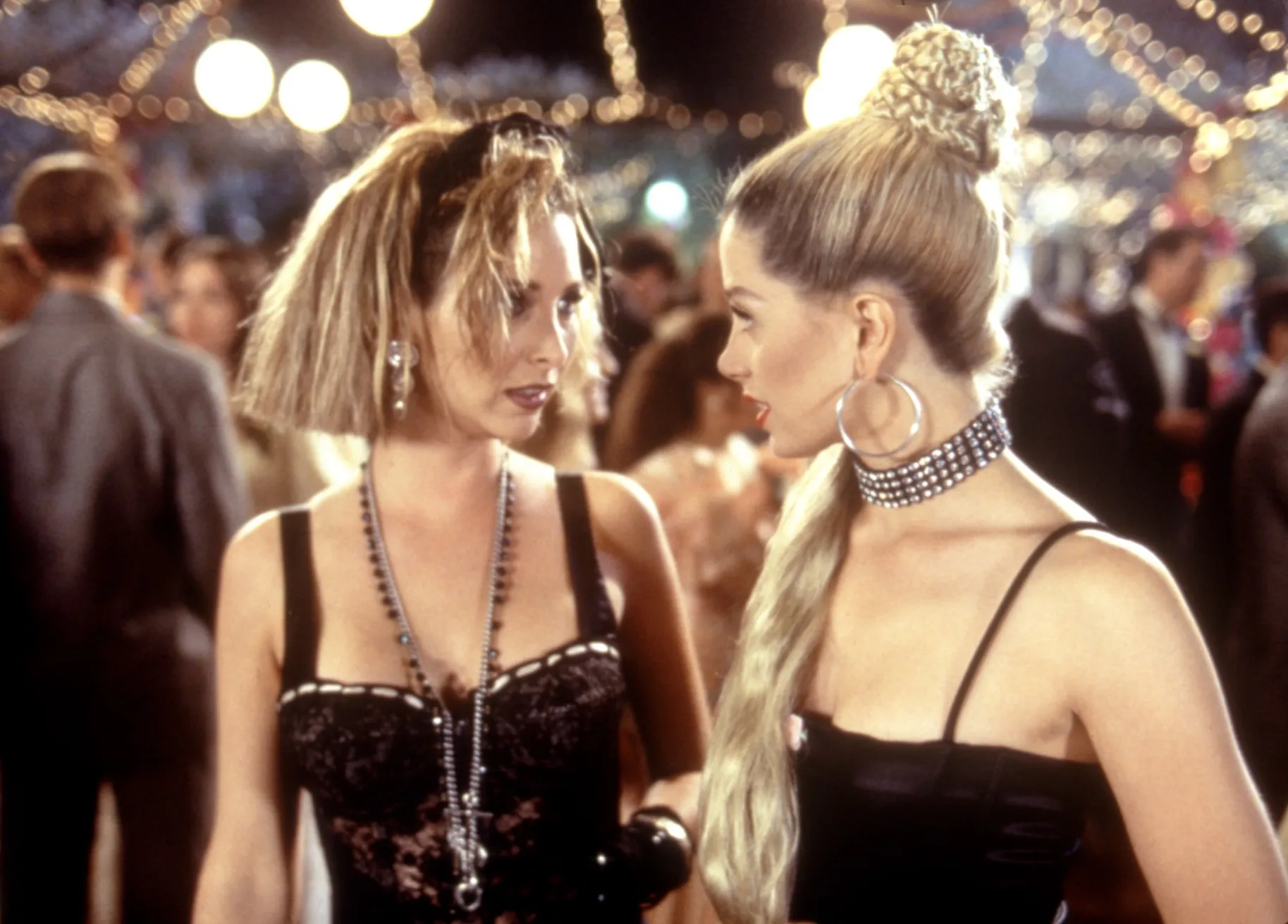 Lisa Kudrow and Mira Sorvino in Romy and Michele's High School Reunion