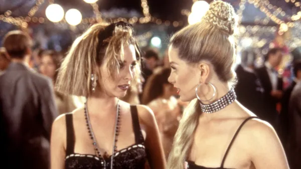 Lisa Kudrow and Mira Sorvino in Romy and Michele's High School Reunion