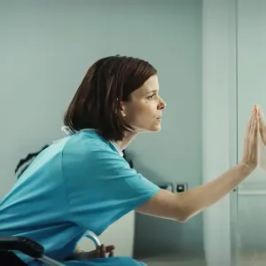 Kate Mara and Scarlett Holmes in The Astronaut