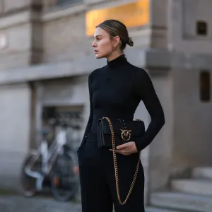 BERLIN, GERMANY - NOVEMBER 10: Alessa Winter wearing a black Pinko turtleneck and black pants, a black Pinko bag on November 10, 2021 in Berlin, Germany. (Photo by Jeremy Moeller/Getty Images)