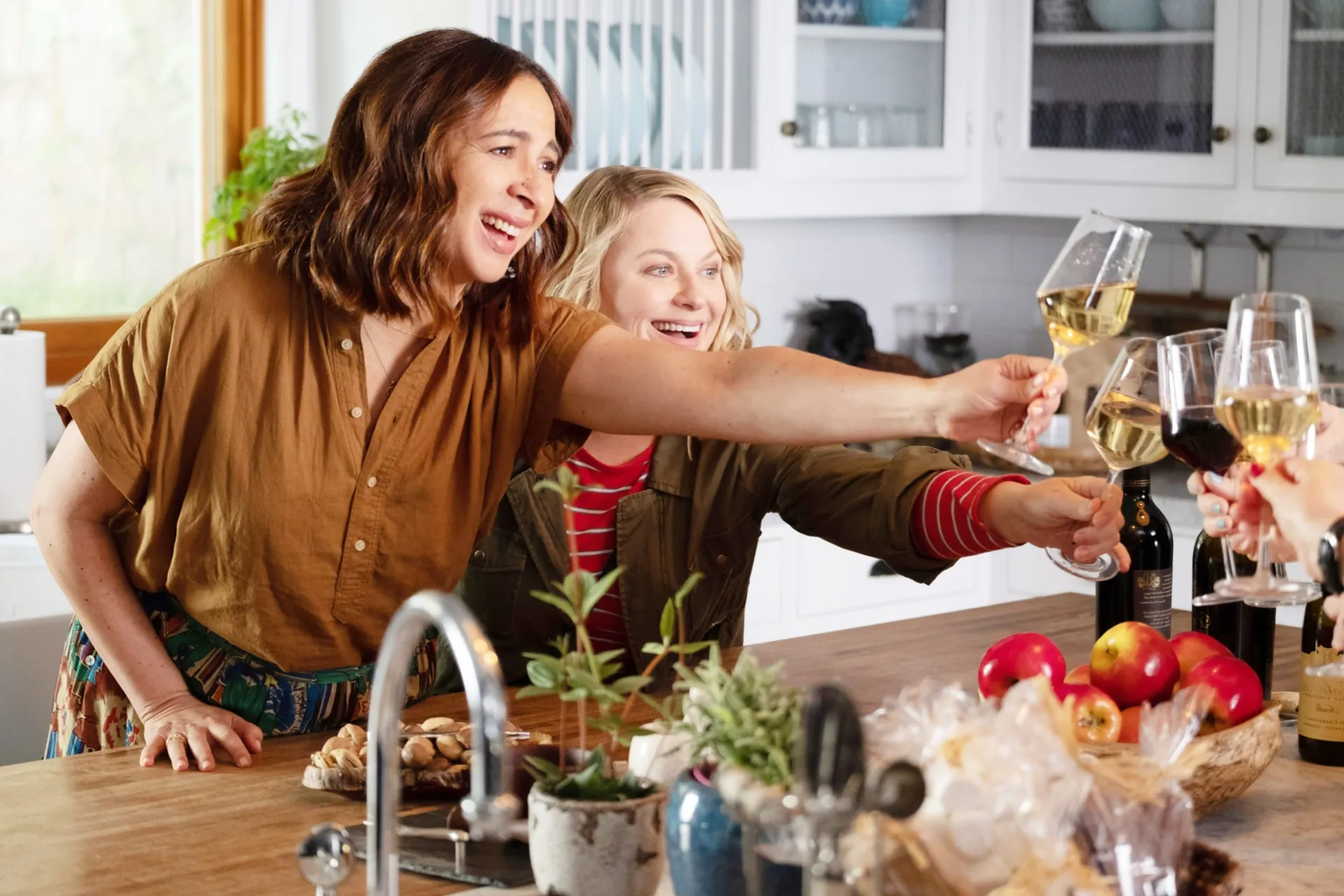 Maya Rudolph and Amy Poehler in Wine Country