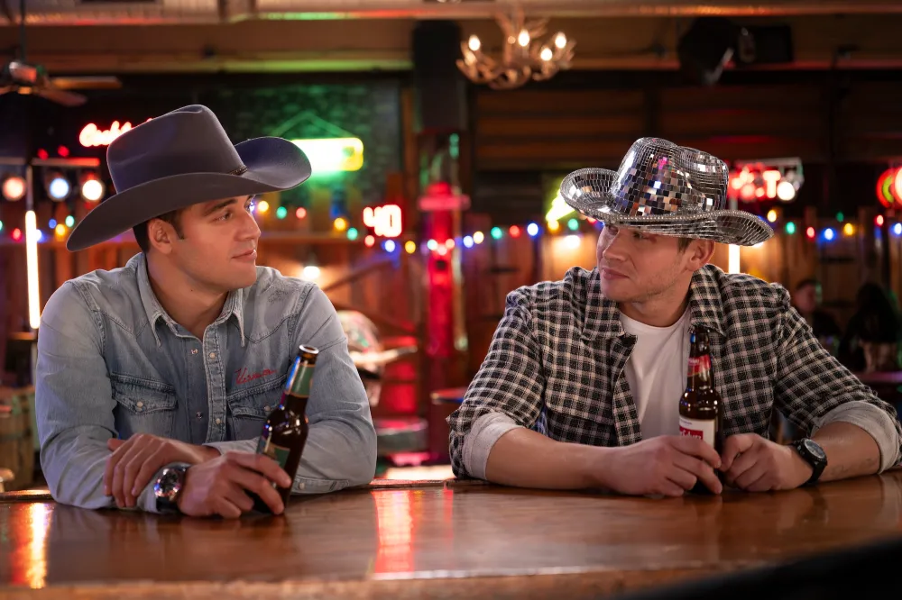 9-1-1 Stars Break Down Crossover, React to Buck, Dixie Hookup