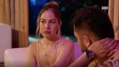 90 Day The Single Life Sneak Peek Liz Tearfully Opens Up About Her Cancer Diagnosis to Villa