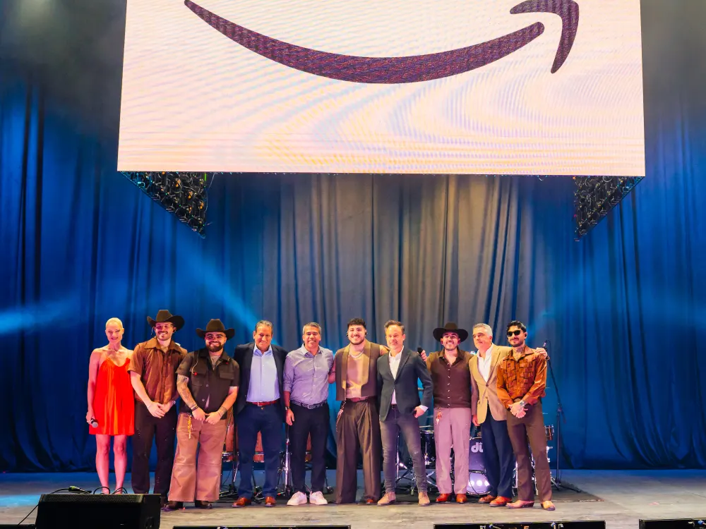 Grupo Frontera y ejecutivos de Amazon Music M&eacute;xico.