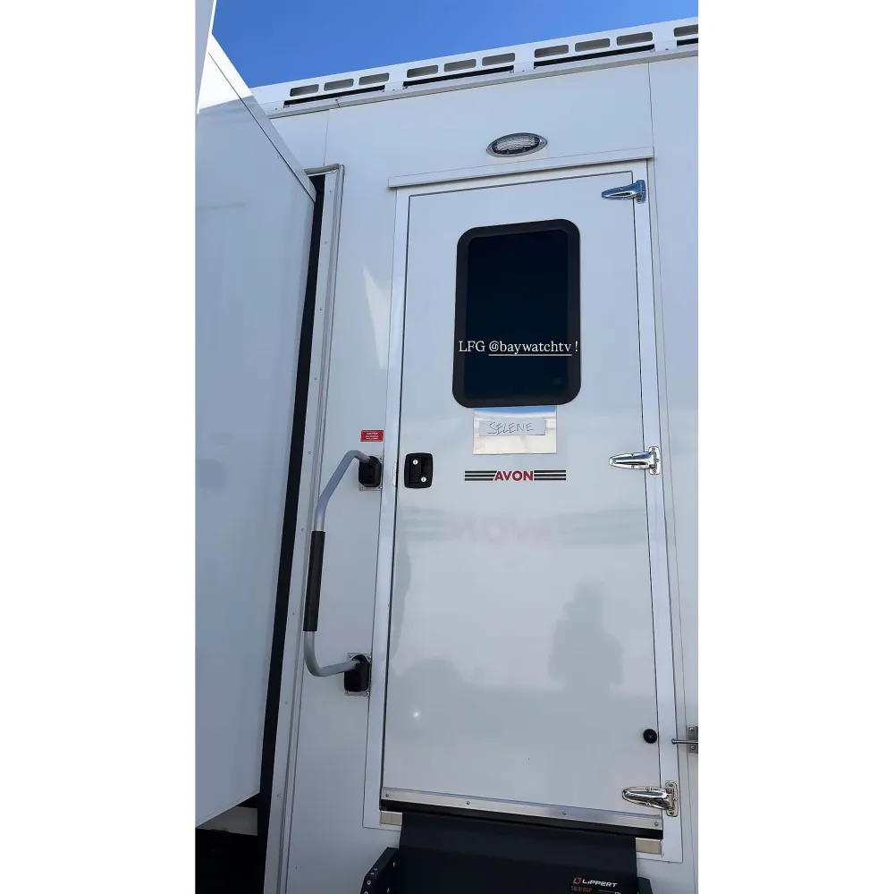 Brooks Nader comparte fotos sensuales de su entrenamiento para el reinicio de Baywatch