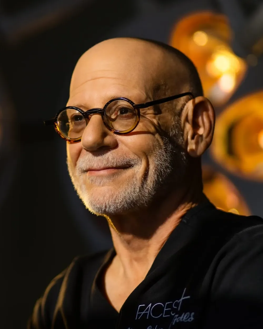 Dr. Steven R. Cohen is a craniofacial surgeon and regenerative plastic surgery pioneer based in San Diego.