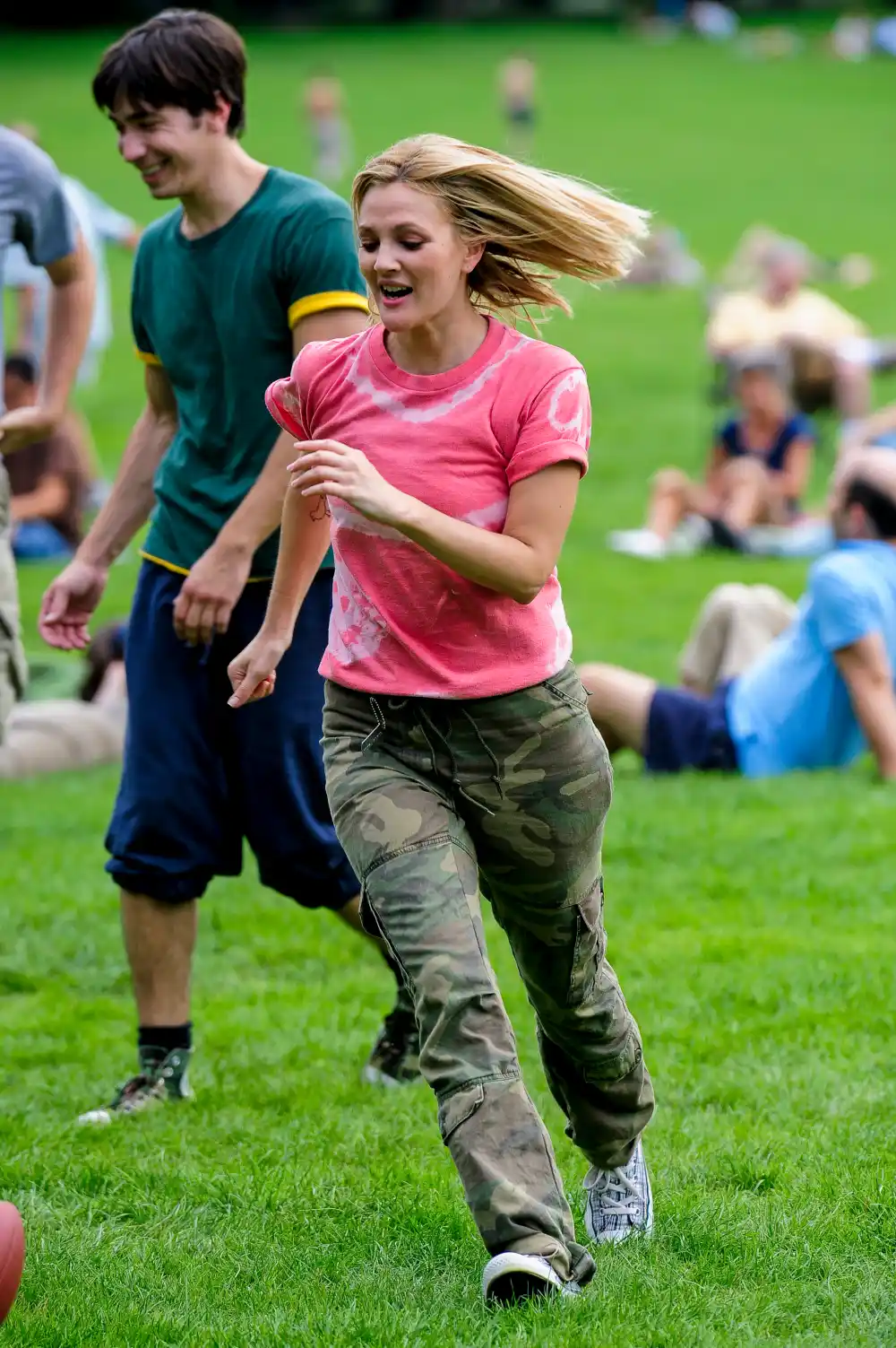 NEW YORK - AUGUST 06: Actors Justin Long and Drew Barrymore are seen on location for the filming of ''Going the Distance'' in Central Park on August 06, 2009 in New York City. (Photo by Ray Tamarra/Getty Images)