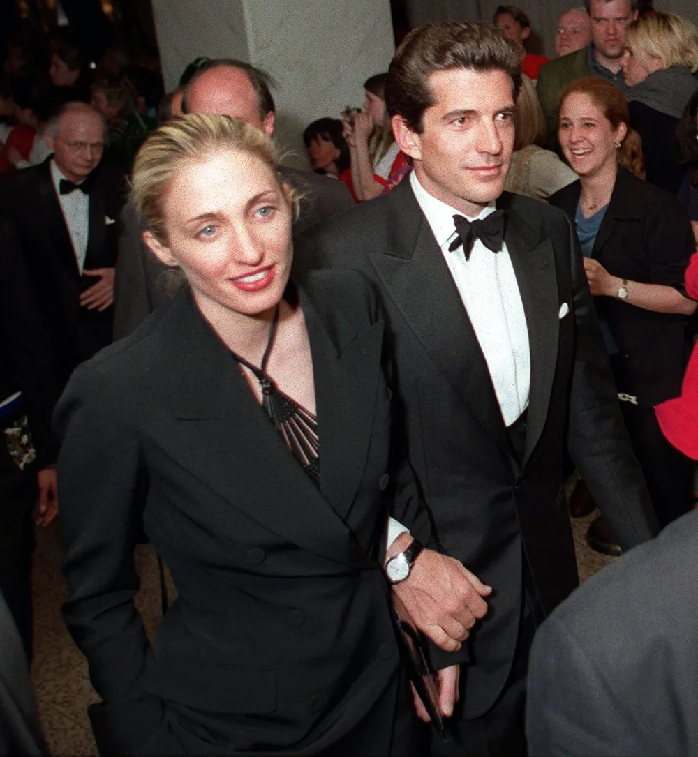 GettyImages-103938157-Howard-Stern-to-Keep-Mouth-Shut-over-Friend-Carolyn-Bessette-jfk-jr