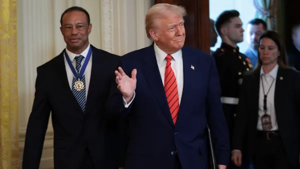 GettyImages-2200915766 Donald Trump and Tiger Woods