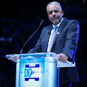 Dell Curry Father of Stephen Curry Cries as Hornets Retire His Number