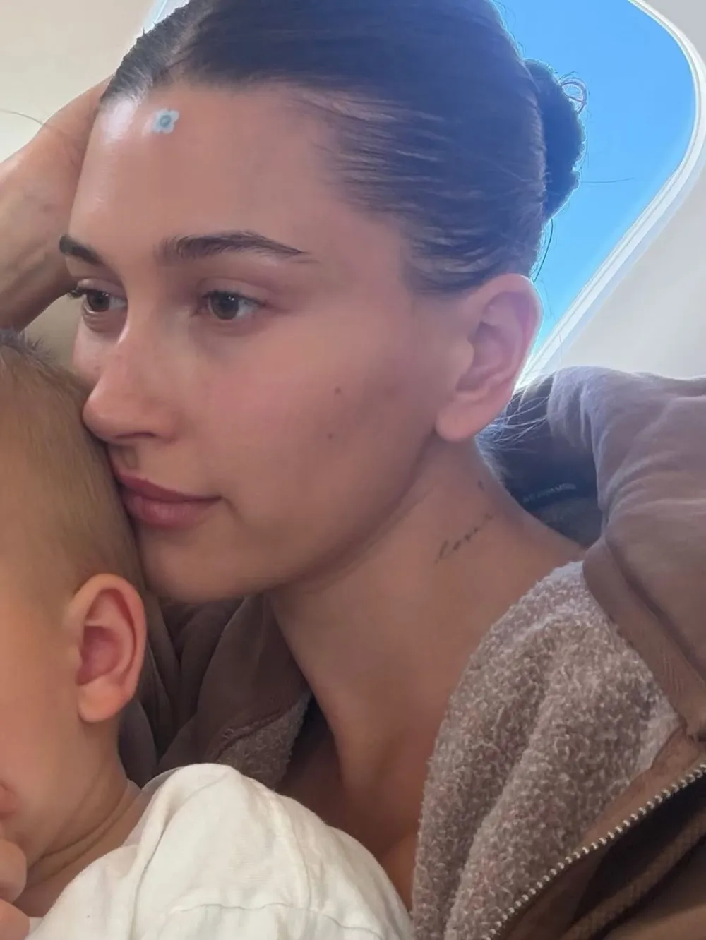 Hailey Bieber abraza a su hijo Jack, de 19 meses, en una foto poco com&uacute;n