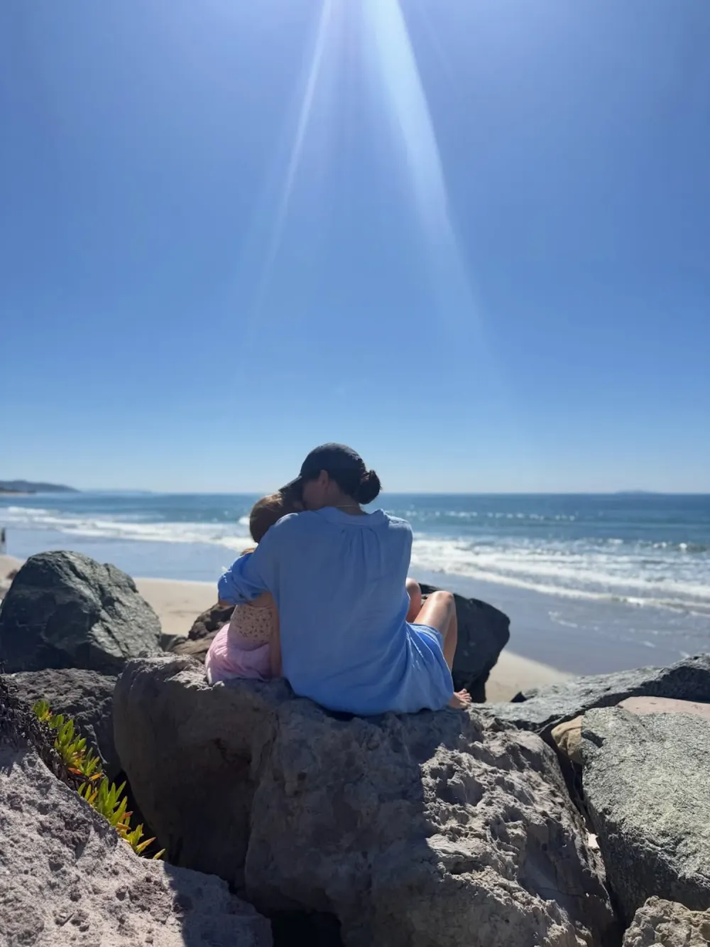 Meghan Markle besa a su hija, la princesa Lilibet, de 4 a&ntilde;os, en la playa en una rara foto tomada por el pr&iacute;ncipe Harry.