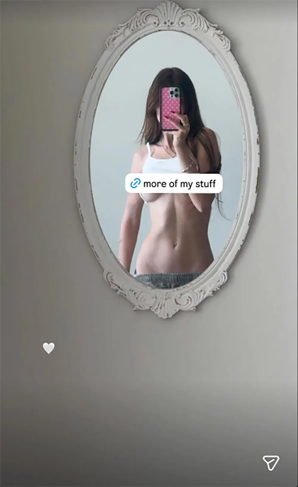 OnlyFans Sami Sheen Teases Her Curves in Sexy Selfie