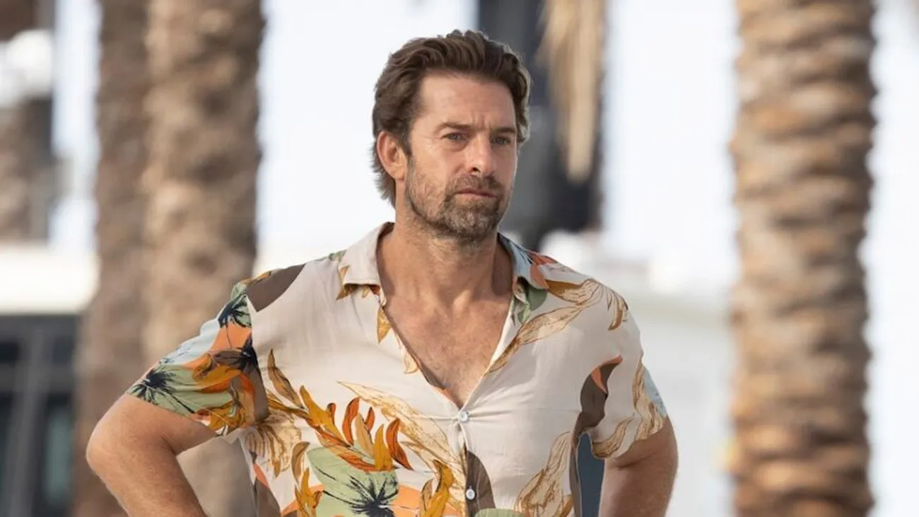 Scott Speedman in R.J. Decker