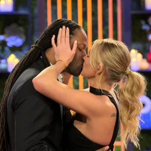 Vic-and-Christine-Timeline-Feature-Love_Is_Blind_n_S10_E2_00_03_43_07R