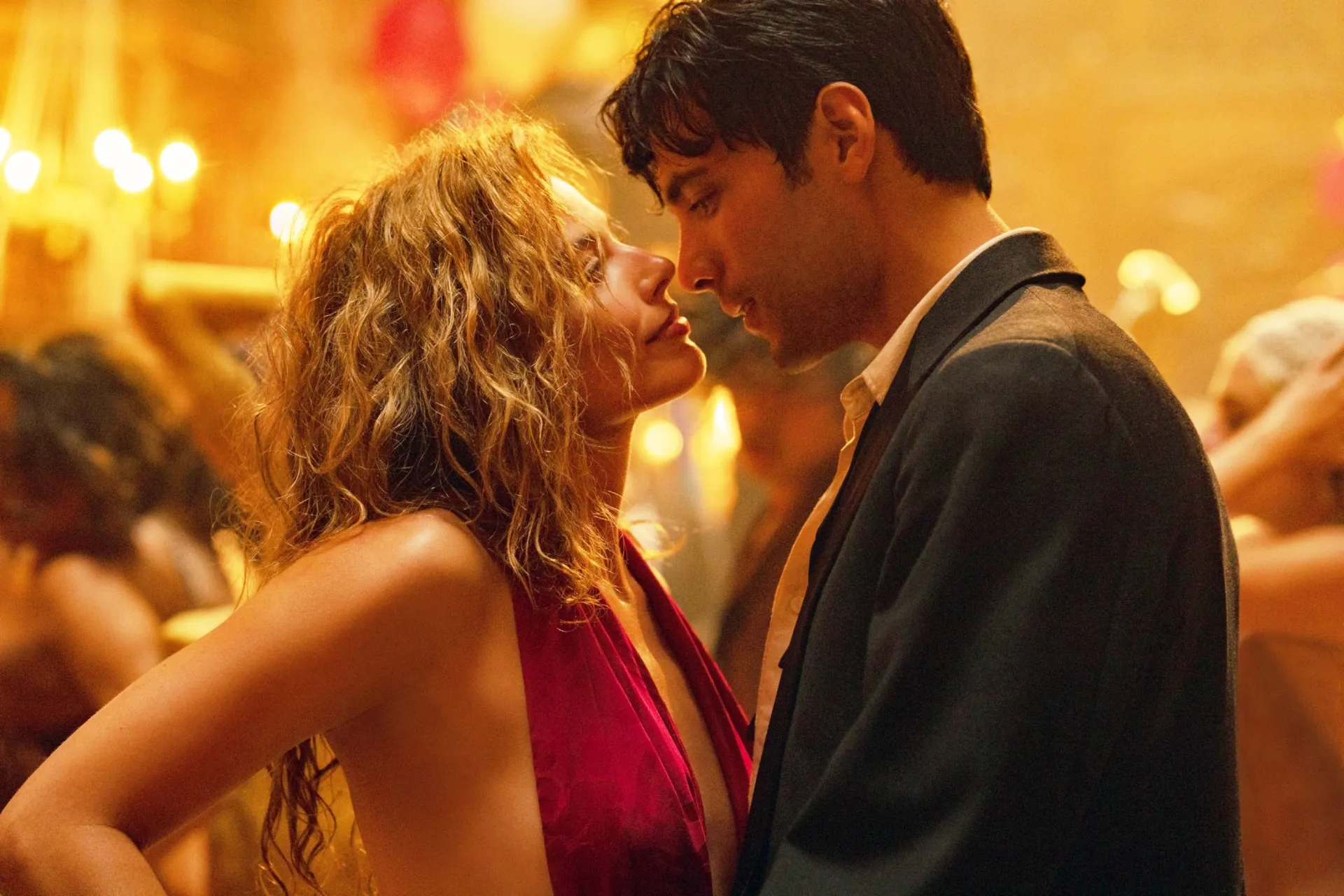 Margot Robbie and Diego Calva in Babylon