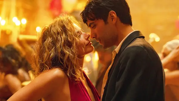 Margot Robbie and Diego Calva in Babylon