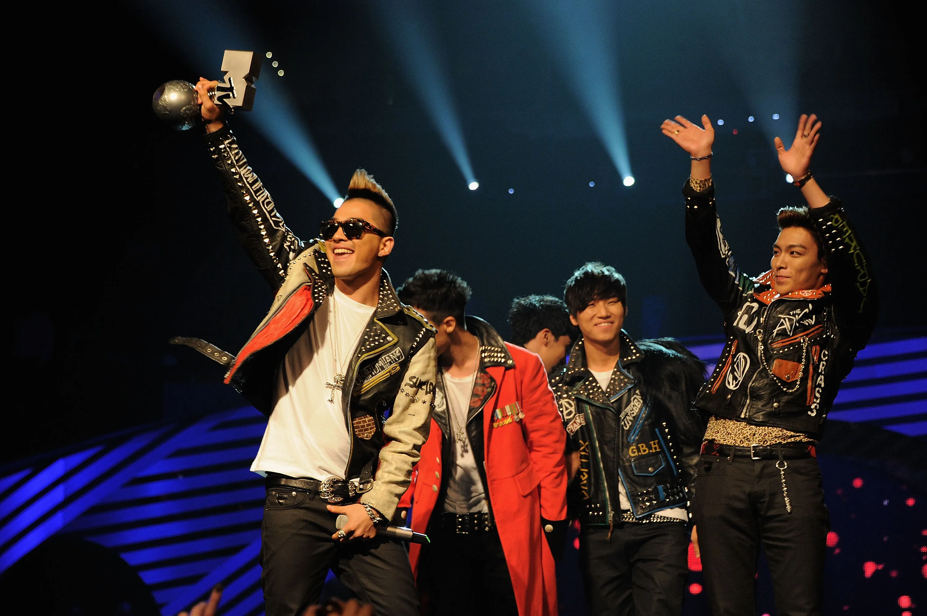 BELFAST, NORTHERN IRELAND - NOVEMBER 06: Seungri, G-Dragon, Taeyang, T.O.P, Daesung of Korean boy band Big Bang accepts their Worldwide Act award onstage during the MTV Europe Music Awards 2011 live show at at the Odyssey Arena on November 6, 2011 in Belfast, Northern Ireland. (Photo by Dave Benett/Getty Images)