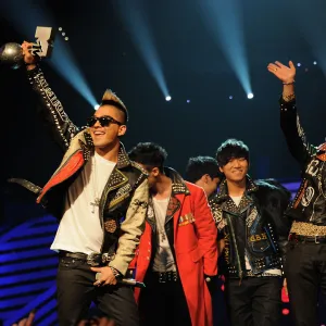BELFAST, NORTHERN IRELAND - NOVEMBER 06: Seungri, G-Dragon, Taeyang, T.O.P, Daesung of Korean boy band Big Bang accepts their Worldwide Act award onstage during the MTV Europe Music Awards 2011 live show at at the Odyssey Arena on November 6, 2011 in Belfast, Northern Ireland. (Photo by Dave Benett/Getty Images)
