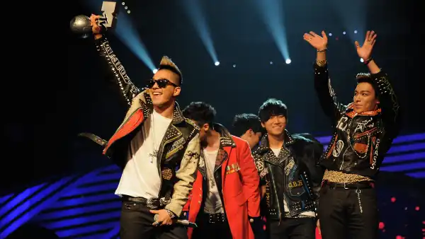 BELFAST, NORTHERN IRELAND - NOVEMBER 06: Seungri, G-Dragon, Taeyang, T.O.P, Daesung of Korean boy band Big Bang accepts their Worldwide Act award onstage during the MTV Europe Music Awards 2011 live show at at the Odyssey Arena on November 6, 2011 in Belfast, Northern Ireland. (Photo by Dave Benett/Getty Images)
